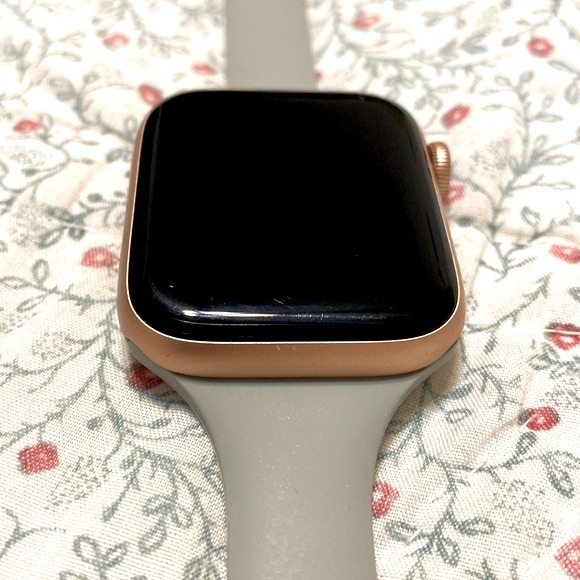 Apple Watch Series 4 Rose Gold 44mm - Picture 6 of 8